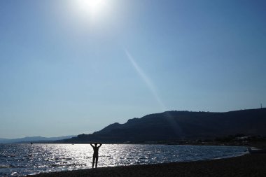 Güneş Eylül ayında Akdeniz kıyısında parlıyor. Lardos, Rhodes Adası, Güney Ege bölgesi, Yunanistan