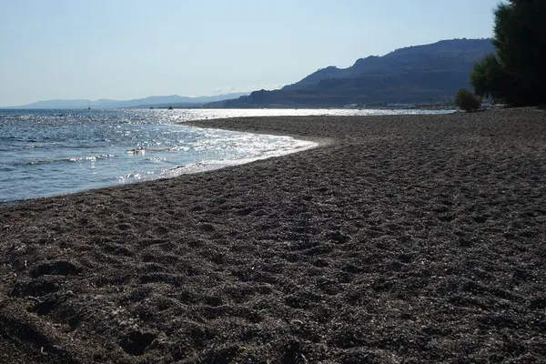 Lardos 'taki Rodos adasının Akdeniz kıyılarının güzel manzarası. Rodos, Yunanistan 'ın Dodecanese adalarının en büyüğüdür. Lardos, Rodos Adası, Yunanistan               