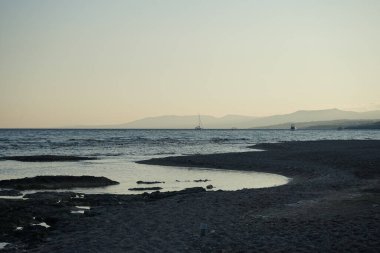 Lardos 'taki Rodos adasının Akdeniz kıyılarının güzel manzarası. Rodos, Yunanistan 'ın Dodecanese adalarının en büyüğüdür. Lardos, Rodos Adası, Yunanistan               