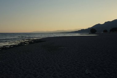 Lardos 'taki Rodos adasının Akdeniz kıyılarının güzel manzarası. Rodos, Yunanistan 'ın Dodecanese adalarının en büyüğüdür. Lardos, Rodos Adası, Yunanistan               