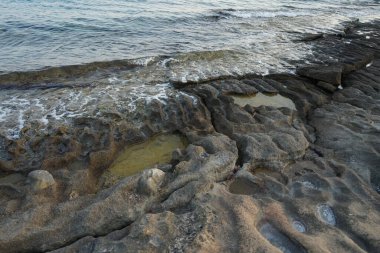 Lardos 'taki Rodos adasının Akdeniz kıyılarının güzel manzarası. Rodos, Yunanistan 'ın Dodecanese adalarının en büyüğüdür. Lardos, Rodos Adası, Yunanistan               