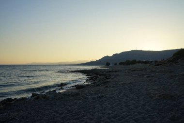 Lardos 'taki Rodos adasının Akdeniz kıyılarının güzel manzarası. Rodos, Yunanistan 'ın Dodecanese adalarının en büyüğüdür. Lardos, Rodos Adası, Yunanistan               