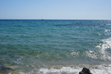 Lardos 'taki Rodos adasının Akdeniz kıyılarının güzel manzarası. Rodos, Yunanistan 'ın Dodecanese adalarının en büyüğüdür. Lardos, Rodos Adası, Yunanistan               