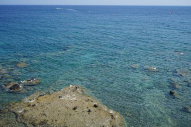 Lardos 'taki Rodos adasının Akdeniz kıyılarının güzel manzarası. Rodos, Yunanistan 'ın Dodecanese adalarının en büyüğüdür. Lardos, Rodos Adası, Yunanistan               