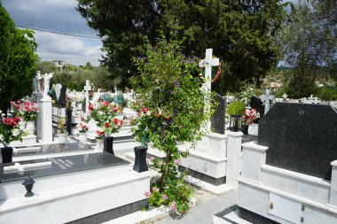 Lardos 'ta bir mezarlık. Lardos, Yunanistan 'ın Güney Ege bölgesinin Rodos adasının doğu kesiminde bir Yunan köyüdür. 