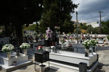 Lardos, Güney Ege bölgesi, Yunanistan - 27 Ağustos 2022: Lardos 'taki mezarlık. Lardos, Rodos adasının doğu kesiminde bir Yunan köyüdür.. 