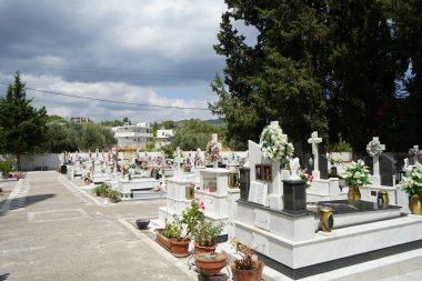 Lardos, Güney Ege bölgesi, Yunanistan - 27 Ağustos 2022: Lardos 'taki mezarlık. Lardos, Rodos adasının doğu kesiminde bir Yunan köyüdür.. 