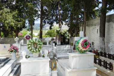 Lardos, Güney Ege bölgesi, Yunanistan - 27 Ağustos 2022: Lardos 'taki mezarlık. Lardos, Rodos adasının doğu kesiminde bir Yunan köyüdür.. 