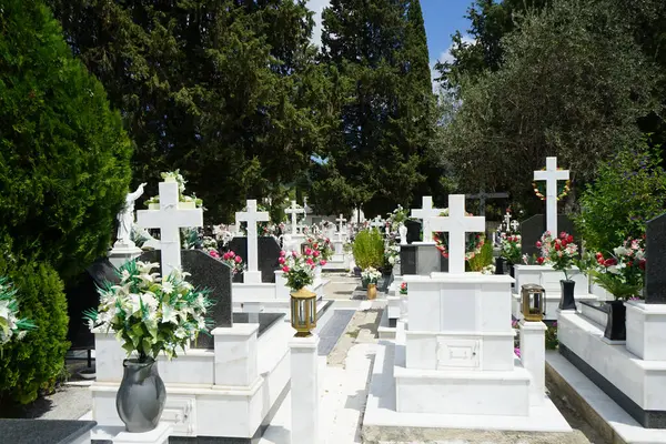 Lardos 'ta bir mezarlık. Lardos, Yunanistan 'ın Güney Ege bölgesinin Rodos adasının doğu kesiminde bir Yunan köyüdür. 