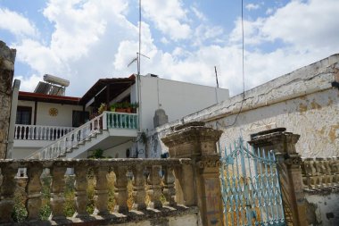 Lardos 'ta çatıya çevre dostu bir güneş suyu ısıtma tankı yerleştirildi. Lardos, Yunanistan 'ın Güney Ege bölgesinin Rodos adasının doğu kesiminde bir Yunan köyüdür. 