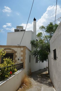 Lardos 'ta çatıya çevre dostu bir güneş suyu ısıtma tankı yerleştirildi. Lardos, Yunanistan 'ın Güney Ege bölgesinin Rodos adasının doğu kesiminde bir Yunan köyüdür. 