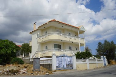 Kuş şeklinde dekoratif bir baca başlığı Lardos 'taki binanın çatısındaki bacanın üzerinde yer almaktadır. Lardos, Yunanistan 'ın Güney Ege bölgesinin Rodos adasının doğu kesiminde bir Yunan köyüdür. 