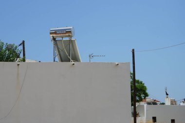 Lardos 'ta çatıya çevre dostu bir güneş suyu ısıtma tankı yerleştirildi. Lardos, Yunanistan 'ın Güney Ege bölgesinin Rodos adasının doğu kesiminde bir Yunan köyüdür. 