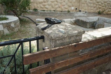 Lardos 'ta sokakta, üzerinde düğmeler olan telli bir telefon var. Lardos, Yunanistan 'ın Güney Ege bölgesinin Rodos adasının doğu kesiminde yer alan bir Yunan köyüdür. 