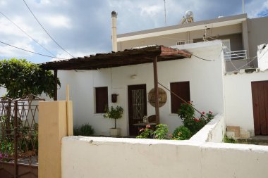 Lardos 'ta çatıya çevre dostu bir güneş suyu ısıtma tankı yerleştirildi. Lardos, Yunanistan 'ın Güney Ege bölgesinin Rodos adasının doğu kesiminde bir Yunan köyüdür. 