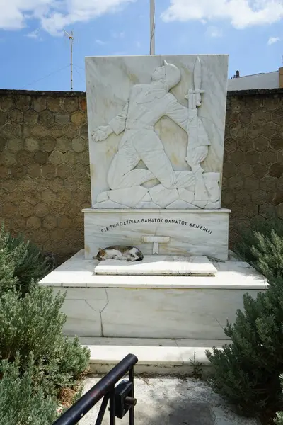 stock image A cat lies in the shadows on a marble monument in Lardos. Lardos is a Greek village on the Lardos stream, also called Fonias, located at the eastern part of the island of Rhodes, South Aegean region, Greece 