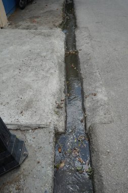 Lardos 'ta yol boyunca bir dere akar. Lardos, Yunanistan 'ın Güney Ege bölgesinin Rodos adasının doğu kesiminde bir Yunan köyüdür. 