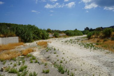 Ağustos ayında Lardos 'taki Fonias ırmağının sığ manzarası. Lardos, Yunanistan 'ın Rodos adasının doğu kesiminde yer alan bir Yunan köyüdür. 