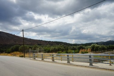 Ağustos 'ta Lardos' taki Fonias Nehri üzerindeki köprü. Lardos, Yunanistan 'ın Rodos adasının doğu kesiminde yer alan bir Yunan köyüdür.