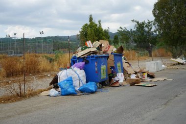 Çöpler Lardos, Rhodes Adası, Güney Ege bölgesi, Yunanistan 'da çöp kutularının yanında yer alıyor