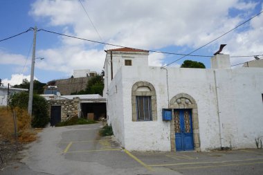 Kuş şeklinde dekoratif bir baca başlığı Lardos 'taki binanın çatısındaki bacanın üzerinde yer almaktadır. Lardos, Yunanistan 'ın Güney Ege bölgesinin Rodos adasının doğu kesiminde bir Yunan köyüdür. 