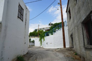 Kuş şeklinde dekoratif bir baca başlığı Lardos 'taki binanın çatısındaki bacanın üzerinde yer almaktadır. Lardos, Yunanistan 'ın Güney Ege bölgesinin Rodos adasının doğu kesiminde bir Yunan köyüdür. 