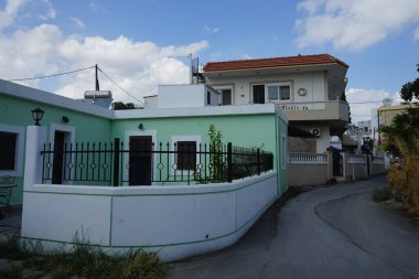 Lardos 'ta çatıya çevre dostu bir güneş suyu ısıtma tankı yerleştirildi. Lardos, Yunanistan 'ın Güney Ege bölgesinin Rodos adasının doğu kesiminde bir Yunan köyüdür. 