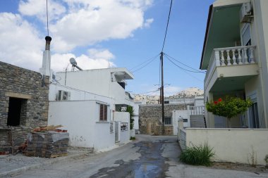 Hibiscus rosa-sinensis ağustosta kırmızı çiçeklerle çiçek açar. Hibiscus rosa-sinensis, Çin-Hawaii amfibisi, Çin gülü, gül gülü ve ayakkabı siyah bitkisi, tropikal amfibik türünün bir türüdür. Lardos, Rhodes Adası, Güney Ege bölgesi, Yunanistan 