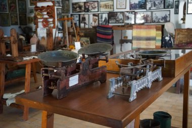 Lardos, Güney Ege bölgesi, Yunanistan - 29 Ağustos 2022: Rodos adasındaki Folklor Müzesi 'nde antik pullar duruyor. 