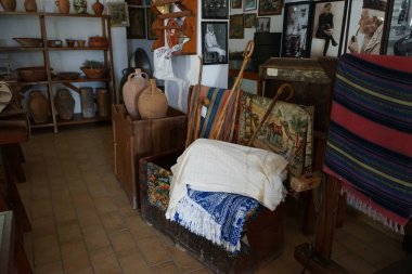 Lardos, Güney Ege bölgesi, Yunanistan - 29 Ağustos 2022: Rodos adasındaki Folklor Müzesi 'nde eşyaların bulunduğu antik bir sandık. 