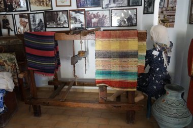 Lardos, Güney Ege bölgesi, Yunanistan - 29 Ağustos 2022: Rodos adasındaki Folklor Müzesi 'nde antik bir dokuma tezgahı bulunmaktadır. Dokuma tezgahı kumaş ve duvar halısı dokumak için kullanılan bir araçtır..