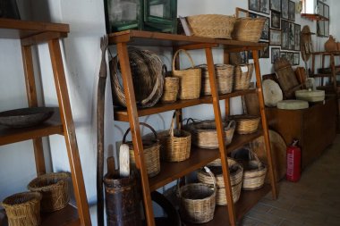 Lardos, Güney Ege bölgesi, Yunanistan - 29 Ağustos 2022: Rodos adasındaki Folklor Müzesi 'nde antika sepetler raflarda duruyor.