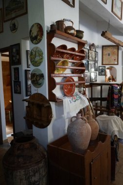 Lardos, Güney Ege bölgesi, Yunanistan - 29 Ağustos 2022: Rodos adasındaki Folklor Müzesi 'nde raflarda duran antika seramik tabaklar. 