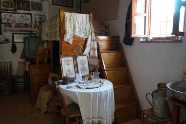Lardos, Güney Ege bölgesi, Yunanistan - 29 Ağustos 2022: Rodos adasındaki Folklor Müzesi 'ndeki antik bir köylü evinde klasik oturma odası. 