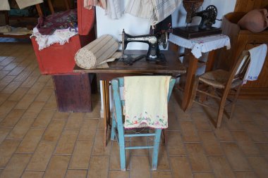 Lardos, Güney Ege bölgesi, Yunanistan - 29 Ağustos 2022: Rodos adasındaki Folklor Müzesi 'nde antik bir dikiş makinesi duruyor. 