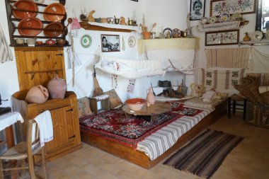 Lardos, Güney Ege bölgesi, Yunanistan - 29 Ağustos 2022: Rodos adasındaki Folklor Müzesi 'ndeki antik bir köylü evinde klasik oturma odası. 