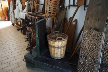 Lardos, Güney Ege bölgesi, Yunanistan - 29 Ağustos 2022: Rodos adasındaki Folklor Müzesi 'nde antik pullar duruyor. 