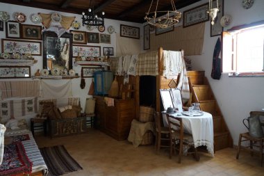 Lardos, Güney Ege bölgesi, Yunanistan - 29 Ağustos 2022: Rodos adasındaki Folklor Müzesi 'ndeki antik bir köylü evinde klasik oturma odası. 