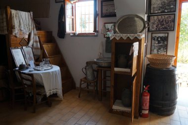 Lardos, Güney Ege bölgesi, Yunanistan - 29 Ağustos 2022: Rhodes adasındaki Folklor Müzesi 'nde ayna, havlu, lavabo ve sürahi ile yıkama istasyonu.