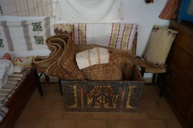 Lardos, Güney Ege bölgesi, Yunanistan - 29 Ağustos 2022: Rodos adasındaki Folklor Müzesi 'nde eşyaların bulunduğu antik bir sandık. 