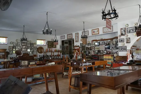 Lardos, Güney Ege bölgesi, Yunanistan - 29 Ağustos 2022: Antik ev eşyaları Rodos adasındaki Folklor Lardos Müzesi 'nde bulunuyor. 