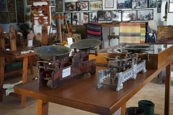 Lardos, Güney Ege bölgesi, Yunanistan - 29 Ağustos 2022: Rodos adasındaki Folklor Müzesi 'nde antik pullar duruyor. 