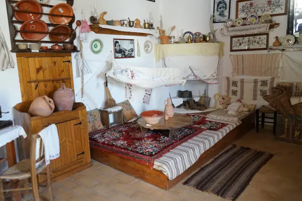 Lardos, Güney Ege bölgesi, Yunanistan - 29 Ağustos 2022: Rodos adasındaki Folklor Müzesi 'ndeki antik bir köylü evinde klasik oturma odası. 