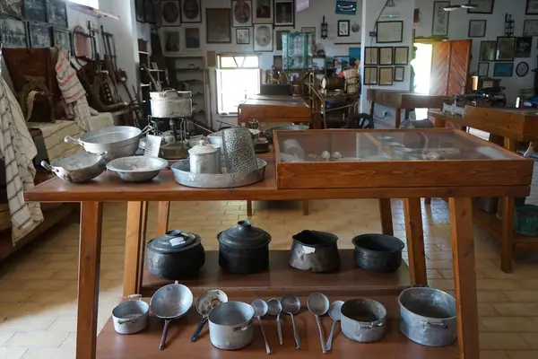 Lardos, Güney Ege bölgesi, Yunanistan - 29 Ağustos 2022: Rodos adasındaki Folklor Müzesi 'nde antik metal kaplar ve primus sobaları masada duruyor. 