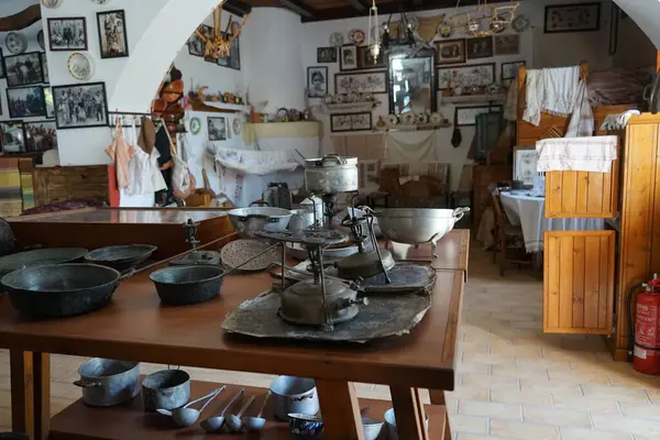 Lardos, Güney Ege bölgesi, Yunanistan - 29 Ağustos 2022: Rodos adasındaki Folklor Müzesi 'nde antik metal kaplar ve primus sobaları masada duruyor. 