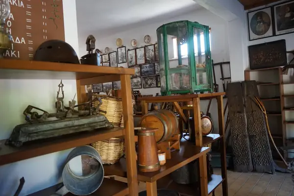 Lardos, Güney Ege bölgesi, Yunanistan - 29 Ağustos 2022: Antik ev eşyaları Rodos adasındaki Folklor Lardos Müzesi 'nde bulunuyor. 