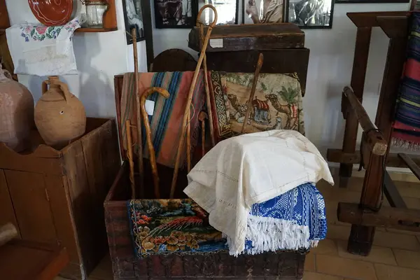 Lardos, Güney Ege bölgesi, Yunanistan - 29 Ağustos 2022: Rodos adasındaki Folklor Müzesi 'nde eşyaların bulunduğu antik bir sandık. 