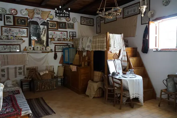 Lardos, Güney Ege bölgesi, Yunanistan - 29 Ağustos 2022: Rodos adasındaki Folklor Müzesi 'ndeki antik bir köylü evinde klasik oturma odası. 