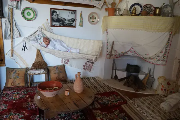 Lardos, Güney Ege bölgesi, Yunanistan - 29 Ağustos 2022: Rodos adasındaki Folklor Müzesi 'ndeki antik bir köylü evinde klasik oturma odası. 