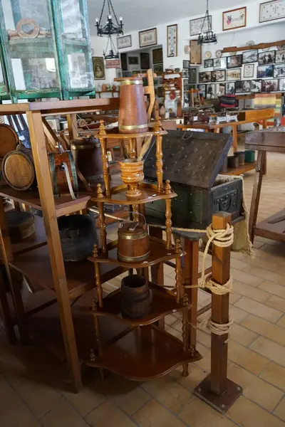 Lardos, Güney Ege bölgesi, Yunanistan - 29 Ağustos 2022: Antik ev eşyaları Rodos adasındaki Folklor Lardos Müzesi 'nde bulunuyor. 